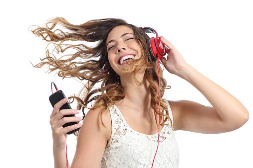 Reytingler Nasıl hesaplanır? Reyting nedir? Biliyormuydun ? 1 Happy girl dancing and listening to the music isolated on a white background